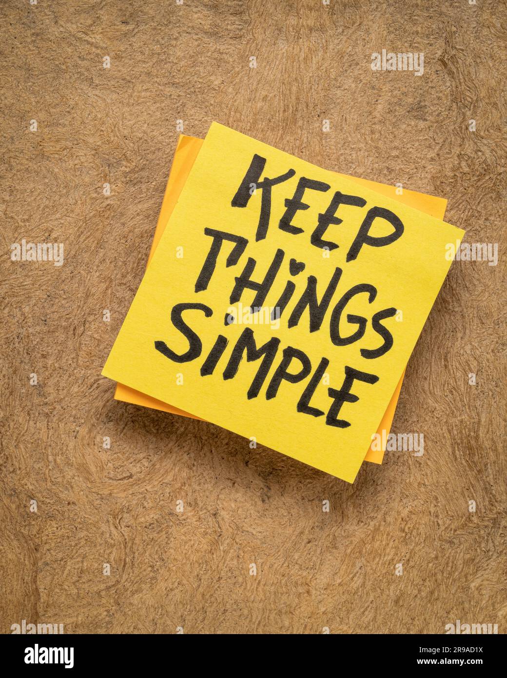 Mantenere le cose semplici - scrittura su una nota di Promemoria, Semplicità, minimalismo o il concetto di stile di vita Foto Stock