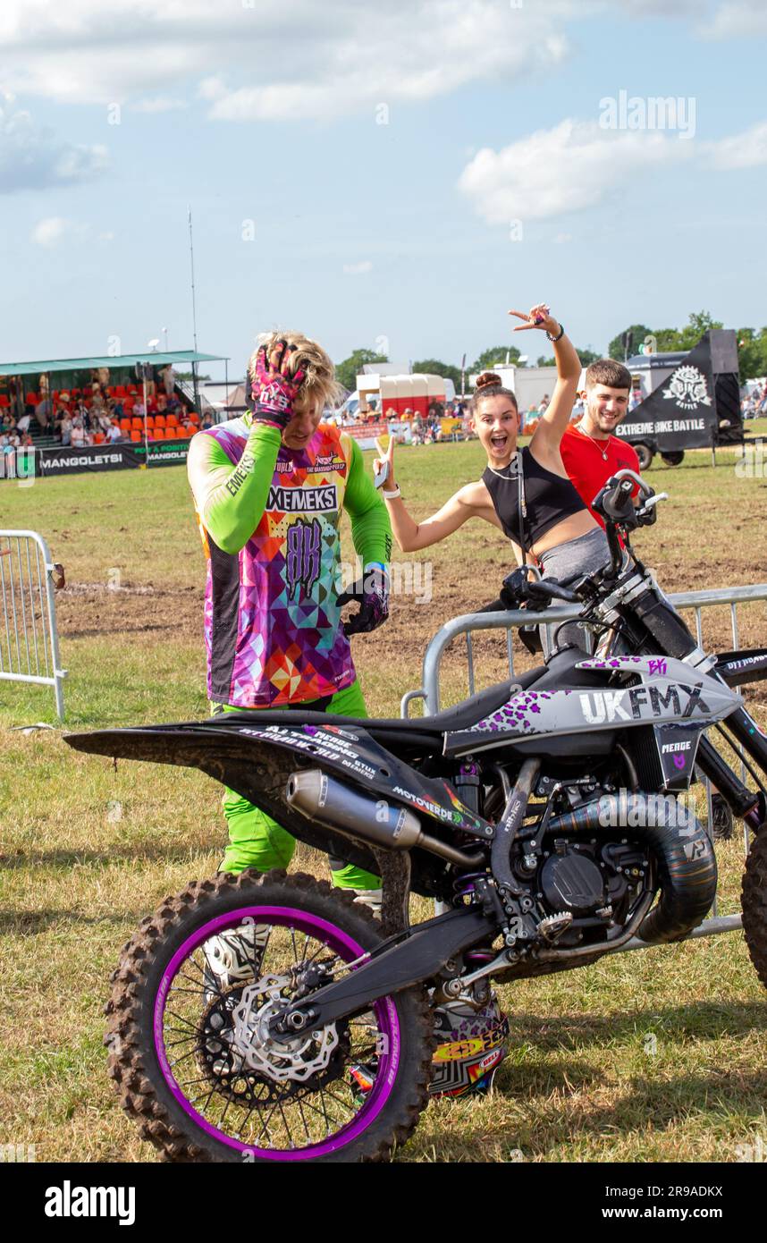 Persone che si godono la giornata all'esposizione agricola del Royal Cheshire del giugno 2023 presso il Tabley Showground Foto Stock
