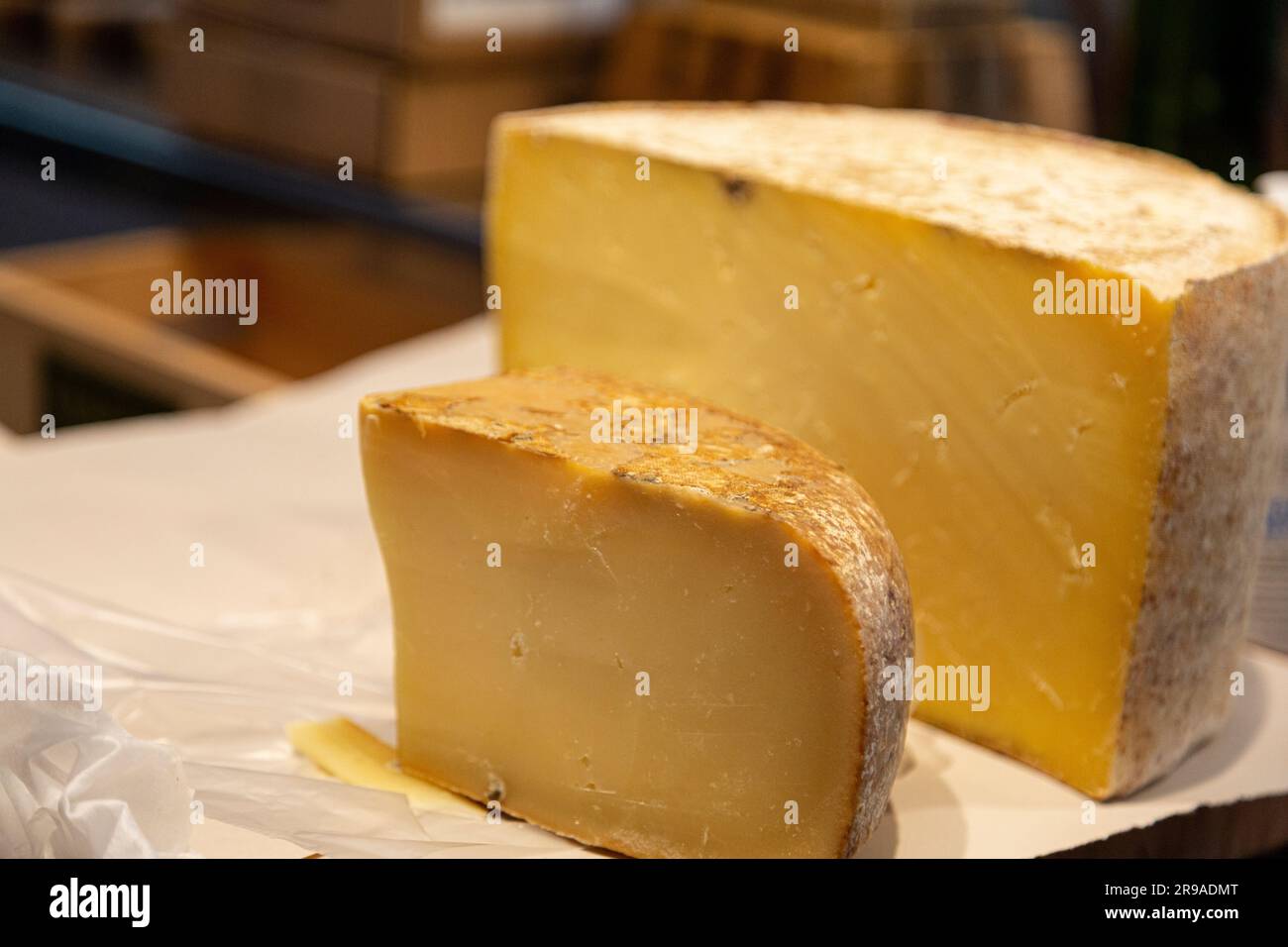 Ruota da taglio Cheesemonger di Cheddar con rilegatura in tessuto invecchiato di 7 mesi, Grafton Village Cheese Shop, Grafton, Vermont, USA Foto Stock