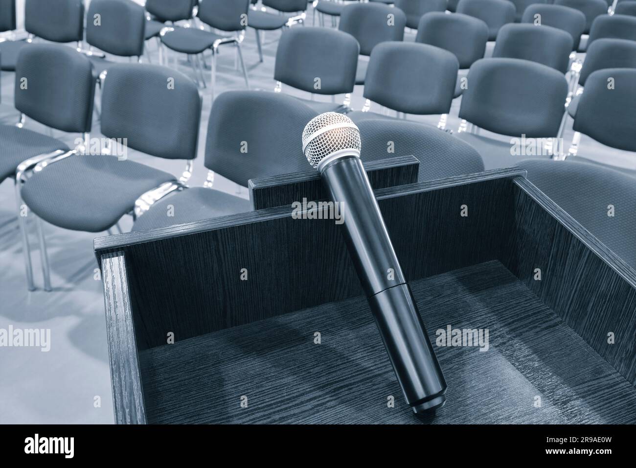 Tribune con microfono in una sala conferenze. interno della moderna sala conferenze. Sedie nella sala conferenze Foto Stock