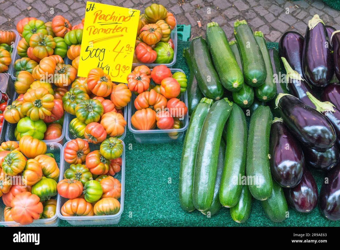 Pomodori, melanzane e zucchine in un mercato Foto Stock