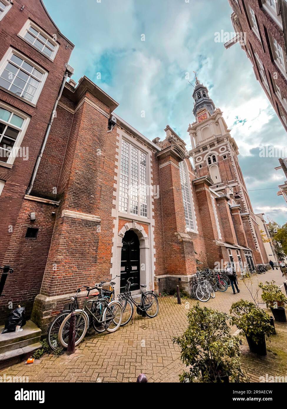 Amsterdam, Paesi Bassi - 14 ottobre 2021: Vista esterna della Vecchia Chiesa o de Oude Kerk ad Amsterdam, la capitale dei Paesi Bassi. Fondata c Foto Stock