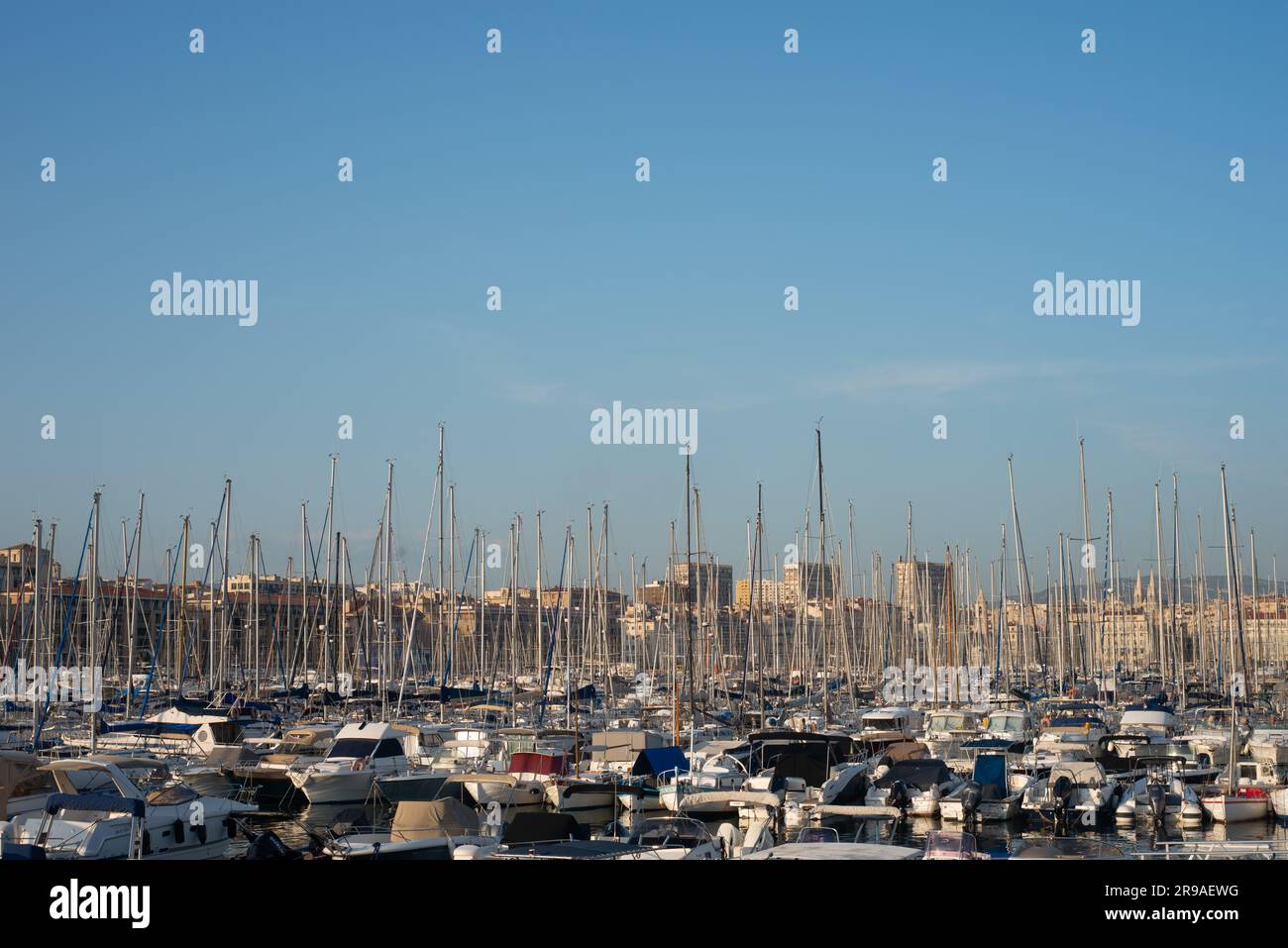 Vista del Porto Vecchio di Marsiglia con le sue barche davanti. Foto Stock