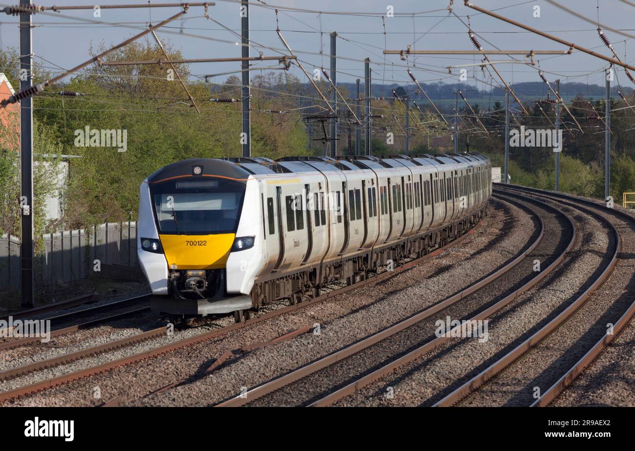 Treno elettrico Govia Thameslink classe 700 sulla Midland Mainline a 4 binari che passa per Ampthill, Bedfordshire Foto Stock