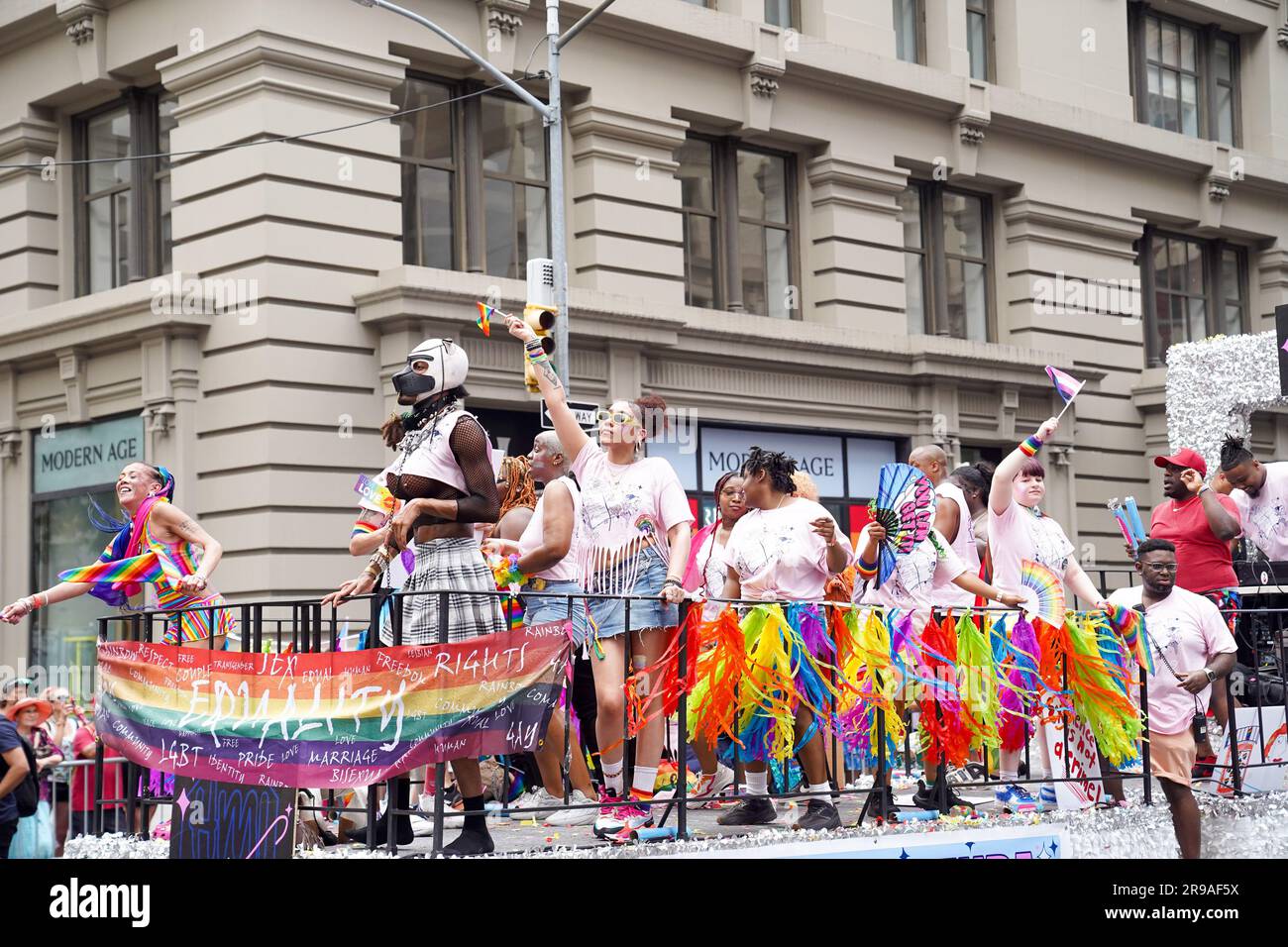 New York City, Stati Uniti. 25 giugno 2023. Pride's Annual Celebration of LGBTQIA al 2023 NYC Pride March (Parade) a New York City, Stati Uniti. (Foto: Daniela Porcelli/Sports Press Photo/C - SCADENZA DI UN'ORA - ATTIVA FTP SOLO SE IMMAGINI DI ETÀ INFERIORE A UN'ORA - Alamy) credito: SPP Sport Press Photo. /Alamy Live News Foto Stock
