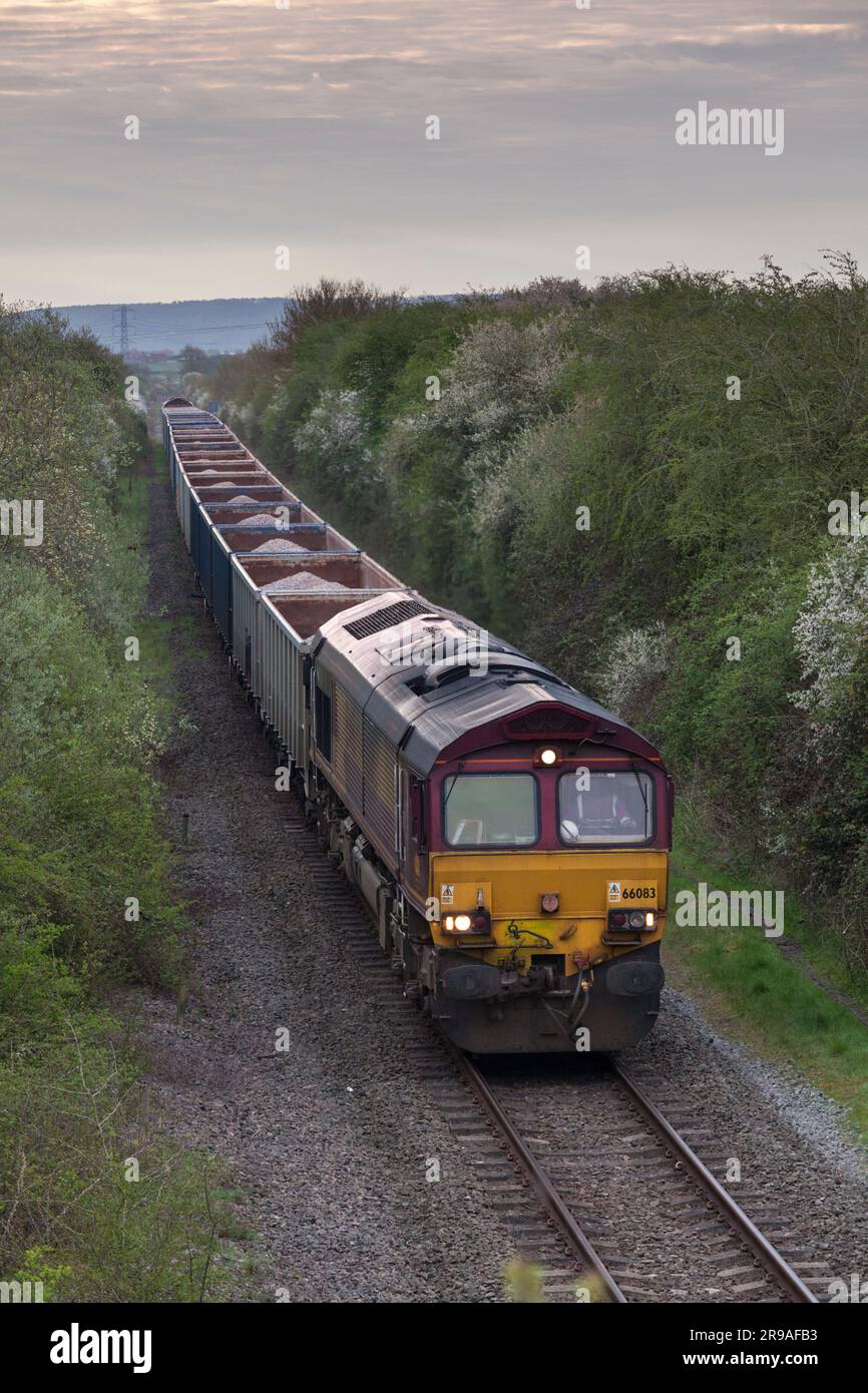 26/04/2023 ferrovia di Quainton (terminale aggregato HS2) DB Cargo rail classe 66 locomotiva 66083 in arrivo con un altro carico di pietra per la costruzione di HS2 Foto Stock