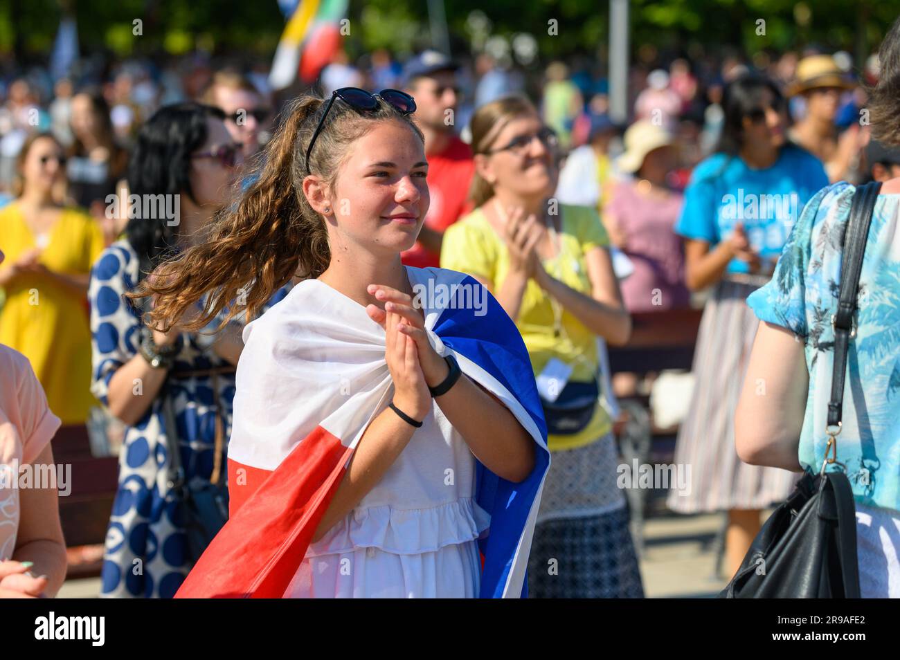 I giovani ballano con canzoni cristiane durante il Mladifest 2022 – il festival dei giovani – a Medjugorje. Foto Stock