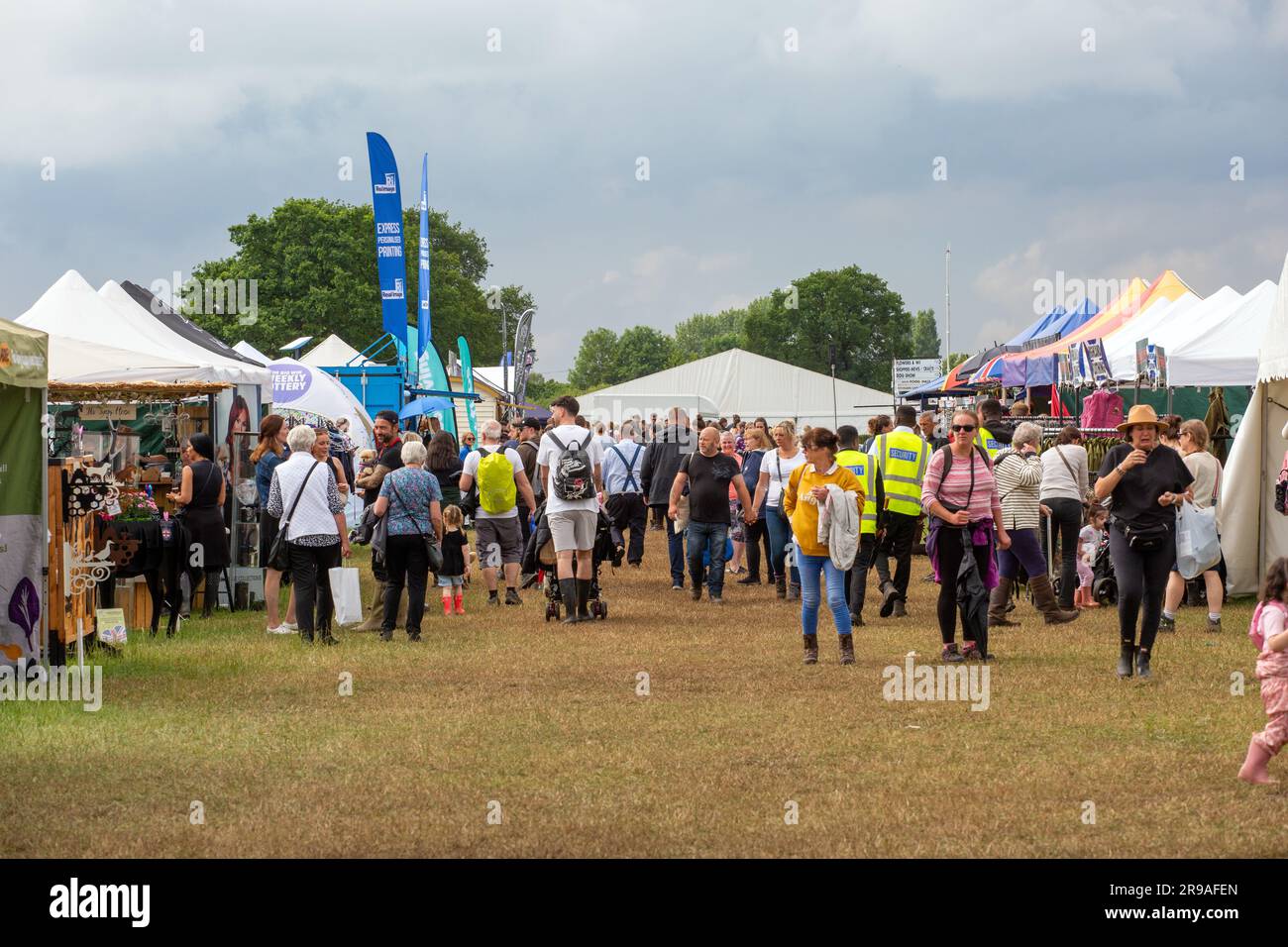 Persone che si godono la giornata all'esposizione agricola del Royal Cheshire del giugno 2023 presso il Tabley Showground Foto Stock