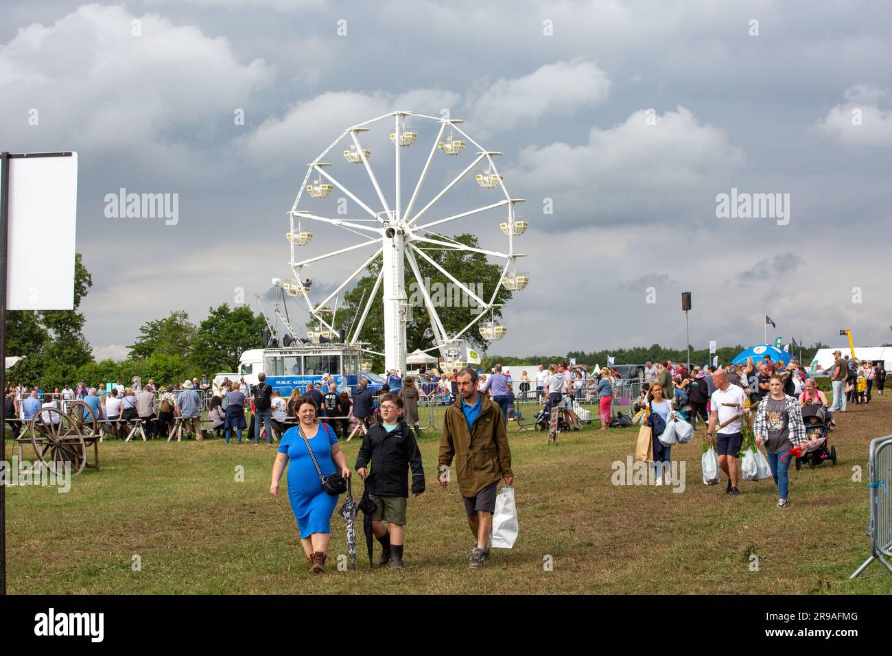 Persone che si godono la giornata all'esposizione agricola del Royal Cheshire del giugno 2023 presso il Tabley Showground Foto Stock