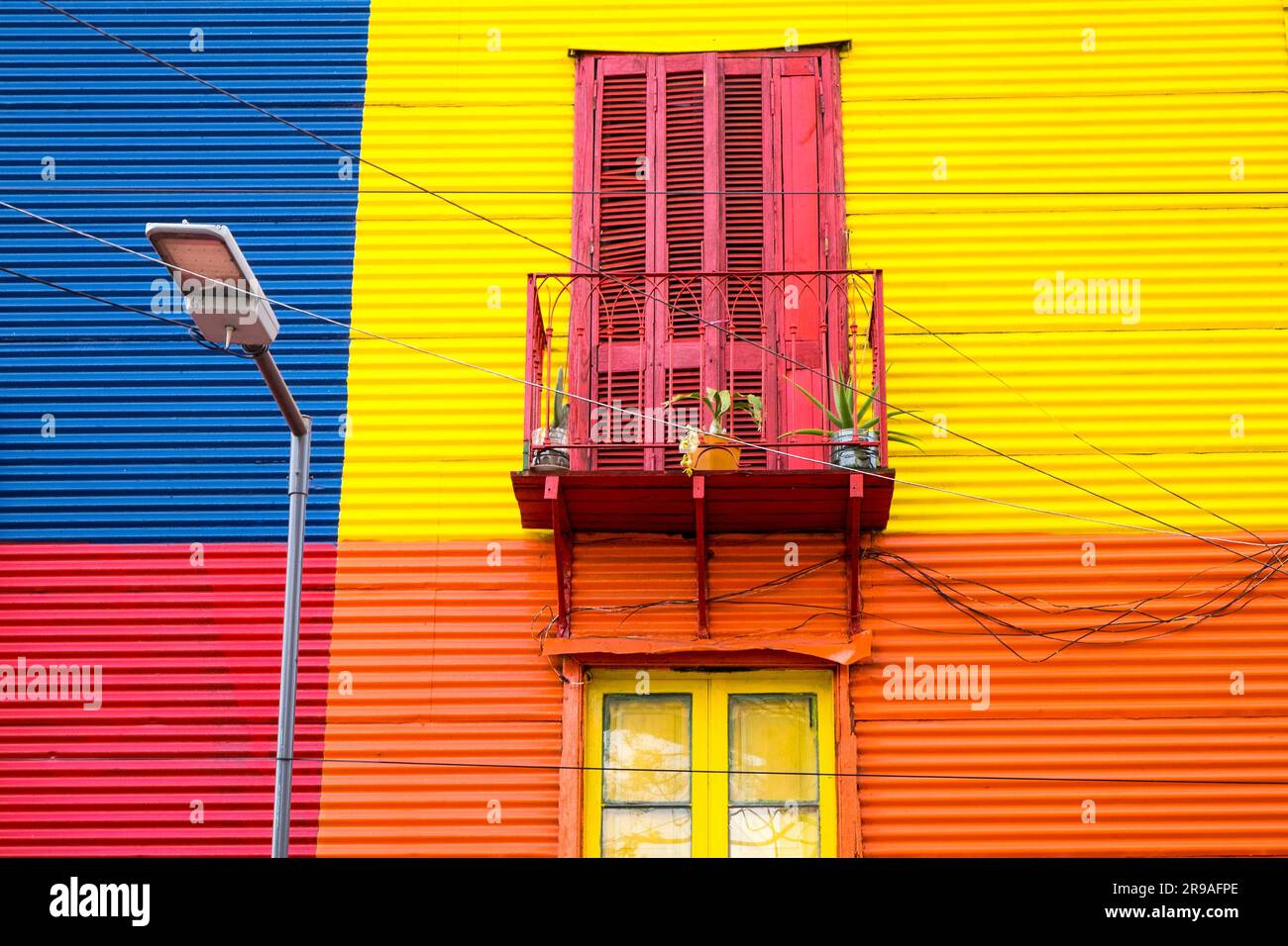 Casa colorata nel quartiere la Boca a Buenos Aires con balcone e lampione Foto Stock