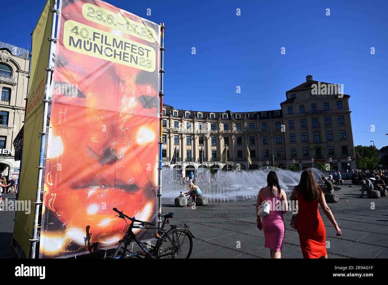 Monaco, Germania. 25 giugno 2023. Allo Stachusbrunnen c'è una colonna di poster del Filmfest München. Il Filmfest München si svolge dal 23.06. Al 01.07.2023 nella capitale bavarese. Credito: Felix Hörhager/dpa/Alamy Live News Foto Stock