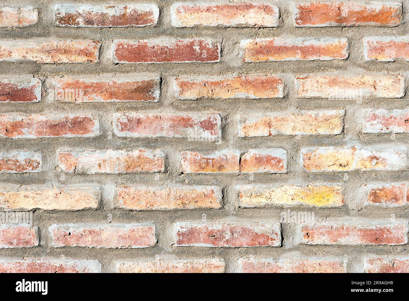 Sfondo di un vecchio muro di mattoni rossi consumato Foto Stock