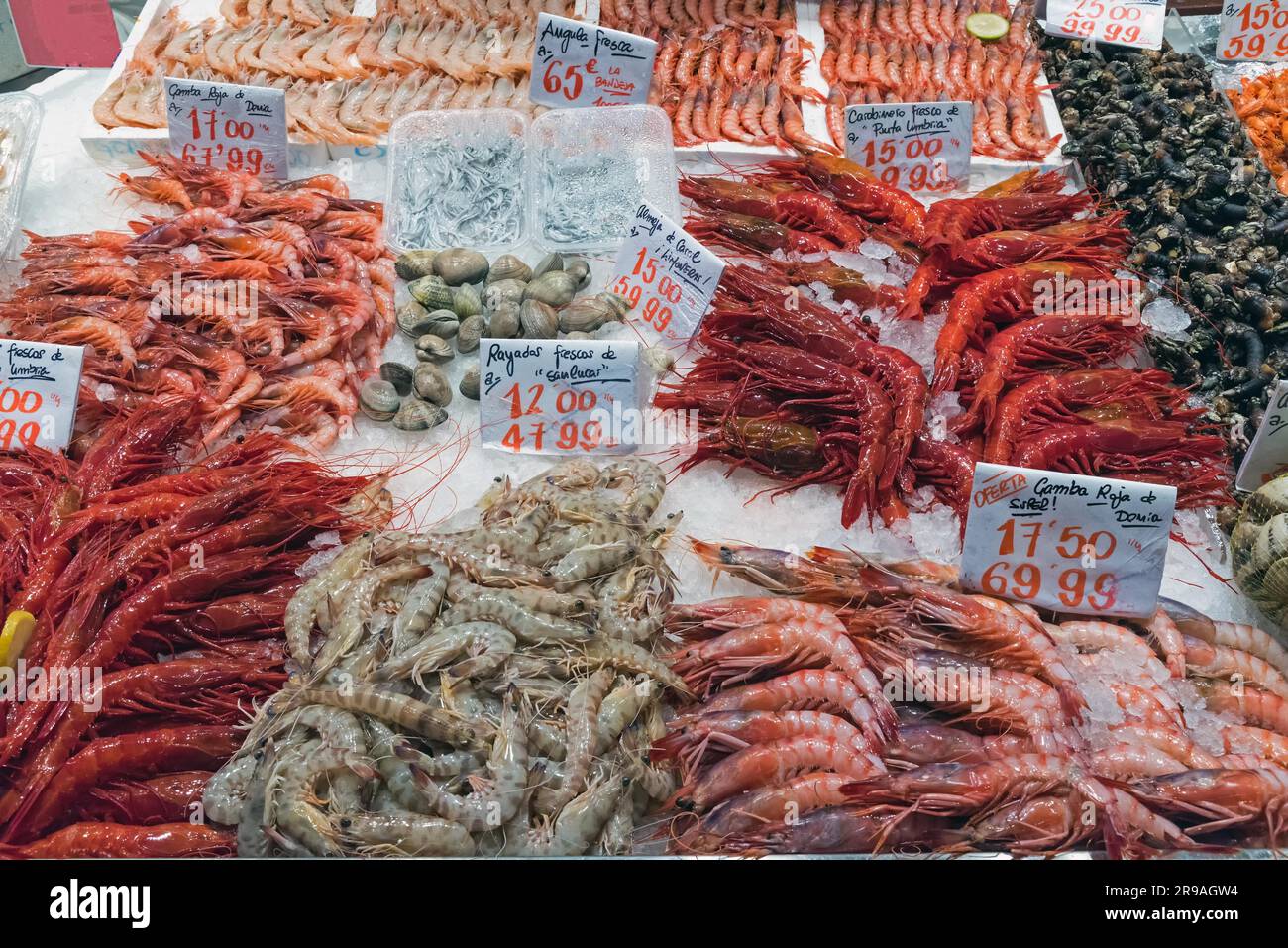 Diversi tipi di gamberetti in vendita in un mercato a Madrid, Spagna Foto Stock