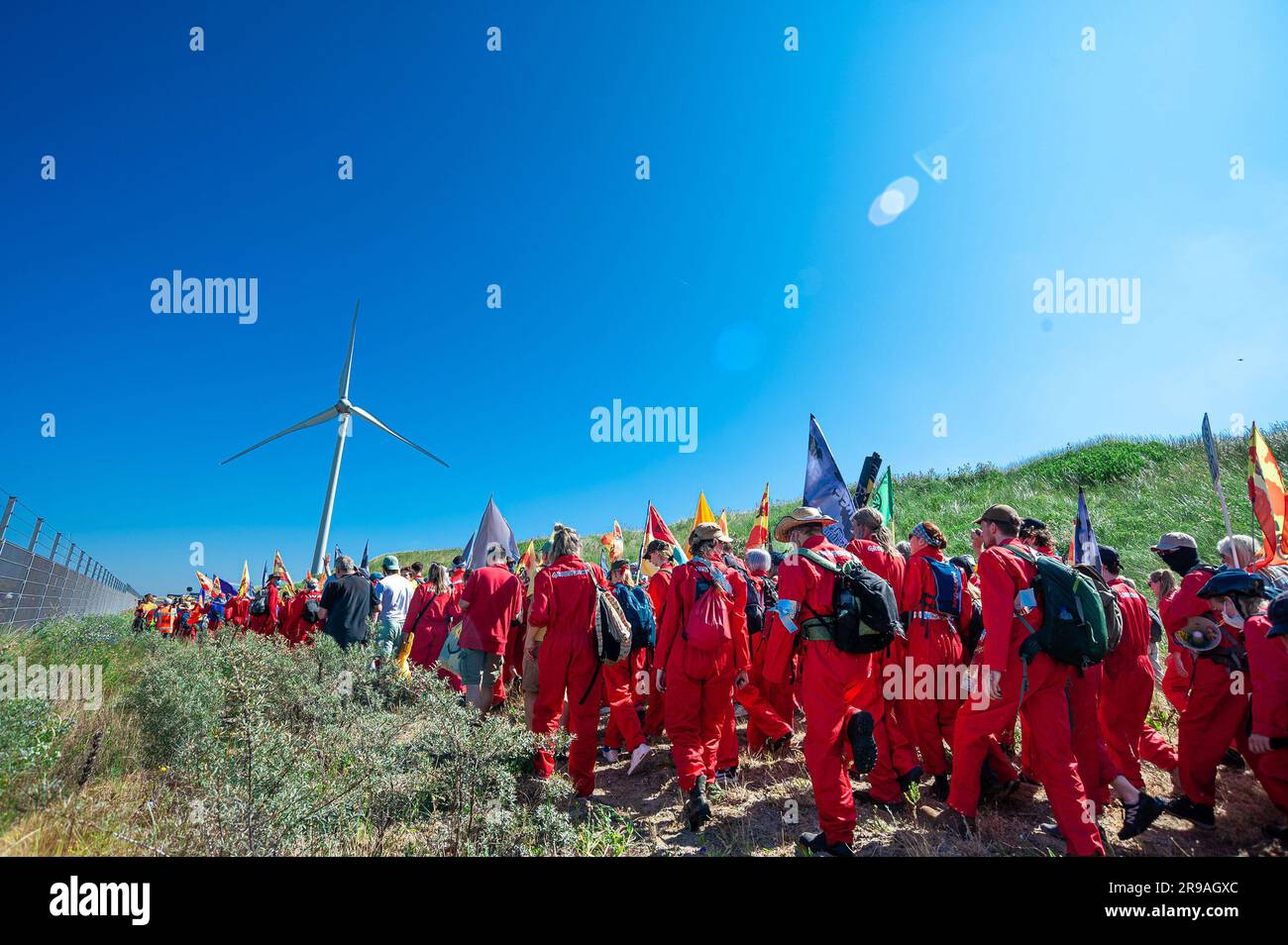 I manifestanti si dirigono verso la fabbrica di Ta Ta Steel ed entrano illegalmente, durante la manifestazione. Gli attivisti per il clima, Green Peace and Extinction Rebellion hanno tenuto una manifestazione illegale e hanno occupato una piccola sezione dello stabilimento di Ta Ta Steel per diverse ore. Occupavano i tetti degli edifici e numerosi manifestanti sedevano su nastri trasportatori che trasportavano pellet di minerale di ferro per la produzione di acciaio, la protesta era pacifica con un'atmosfera di festa e durante l'ultima parte del pomeriggio, Tutti sono stati scortati intorno ad una piccola sezione dello stabilimento dai dipendenti di Ta Ta. L'azione includeva anche il locale r Foto Stock