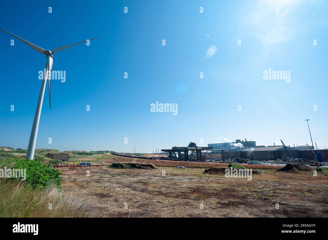 I manifestanti si dirigono verso la fabbrica di Ta Ta Steel ed entrano illegalmente, durante la manifestazione. Gli attivisti per il clima, Green Peace and Extinction Rebellion hanno tenuto una manifestazione illegale e hanno occupato una piccola sezione dello stabilimento di Ta Ta Steel per diverse ore. Occupavano i tetti degli edifici e numerosi manifestanti sedevano su nastri trasportatori che trasportavano pellet di minerale di ferro per la produzione di acciaio, la protesta era pacifica con un'atmosfera di festa e durante l'ultima parte del pomeriggio, Tutti sono stati scortati intorno ad una piccola sezione dello stabilimento dai dipendenti di Ta Ta. L'azione includeva anche il locale r Foto Stock