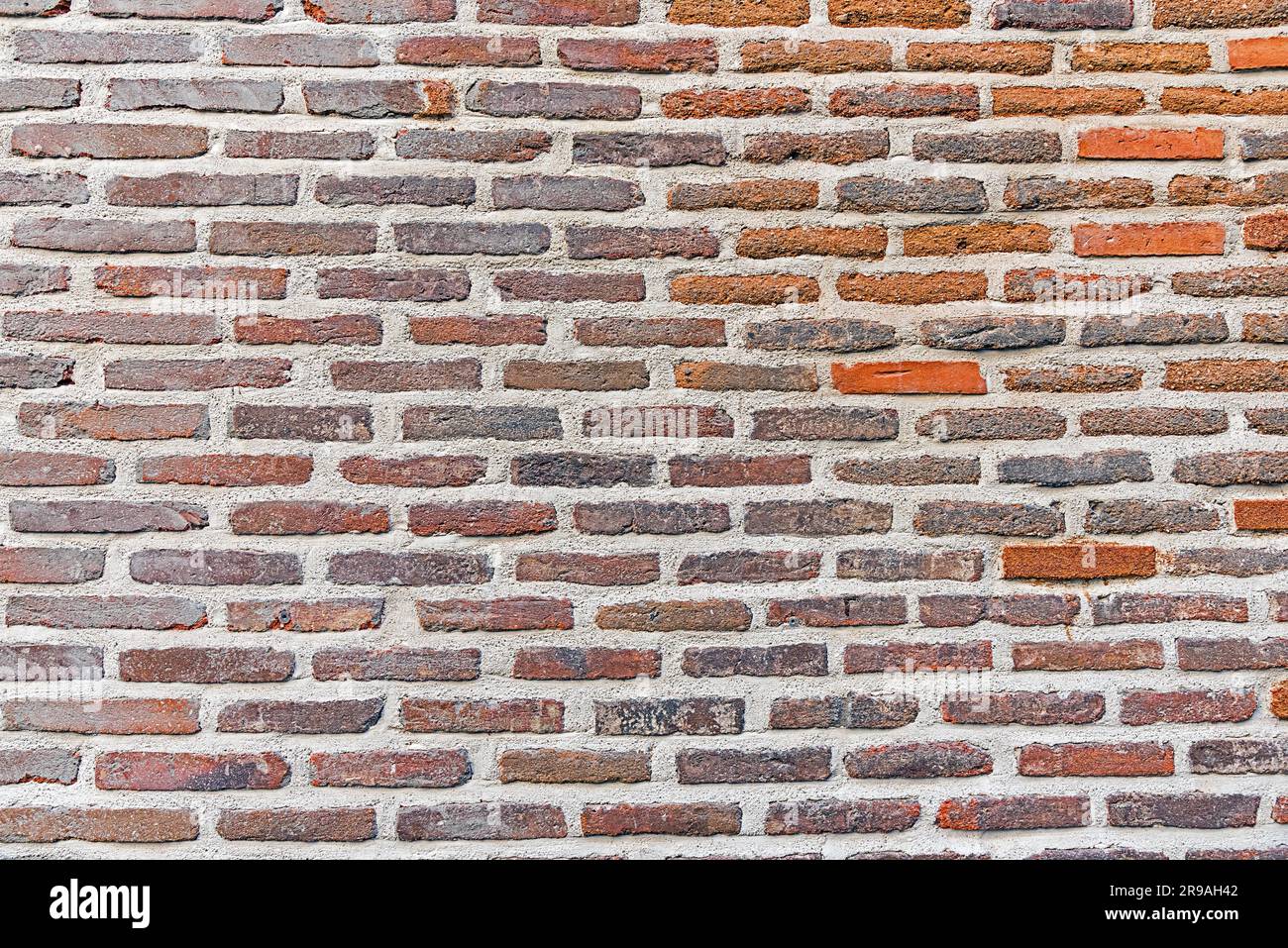 Sfondo da un vecchio e usurato muro di mattoni rossi Foto Stock