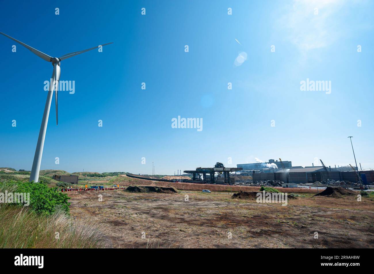 I manifestanti si dirigono verso la fabbrica di Ta Ta Steel ed entrano illegalmente, durante la manifestazione. Gli attivisti per il clima, Green Peace and Extinction Rebellion hanno tenuto una manifestazione illegale e hanno occupato una piccola sezione dello stabilimento di Ta Ta Steel per diverse ore. Occupavano i tetti degli edifici e numerosi manifestanti sedevano su nastri trasportatori che trasportavano pellet di minerale di ferro per la produzione di acciaio, la protesta era pacifica con un'atmosfera di festa e durante l'ultima parte del pomeriggio, Tutti sono stati scortati intorno ad una piccola sezione dello stabilimento dai dipendenti di Ta Ta. L'azione includeva anche il locale r Foto Stock