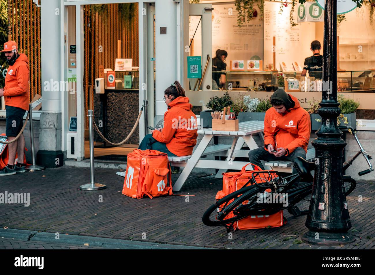 Utrecht, NL - 9 ottobre 2021: Corrieri a domicilio di Thuisbezorgd a Utrecht, noti come Just Eat in altri paesi europei. Foto Stock