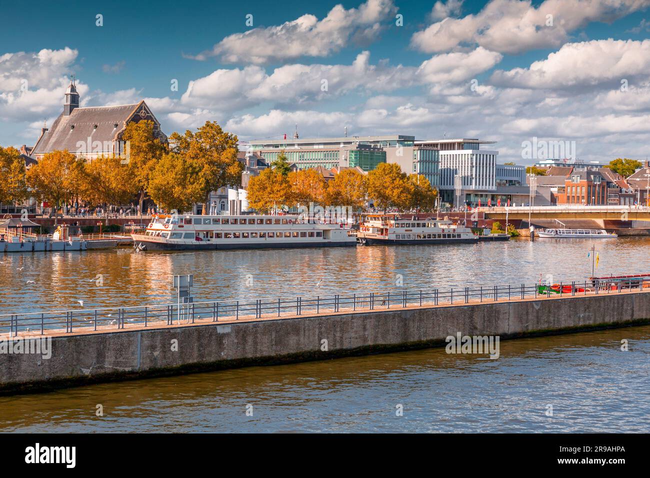 Maastricht, Olanda - 16 ottobre 2021: La riva del fiume Maas nella città di Maastrich nella provincia di Limburgo nei Paesi Bassi Foto Stock