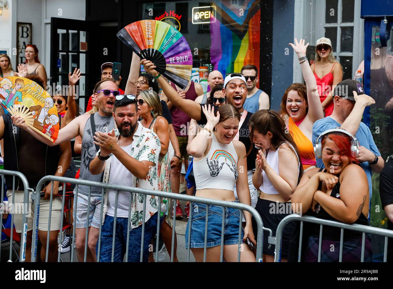 New York, Stati Uniti. 25 giugno 2023. Gli spettatori saranno inondati di acqua alla NYC Pride March 2023 di domenica 25 giugno 2023 a New York City. Foto di Corey Sipkin/UPI credito: UPI/Alamy Live News Foto Stock