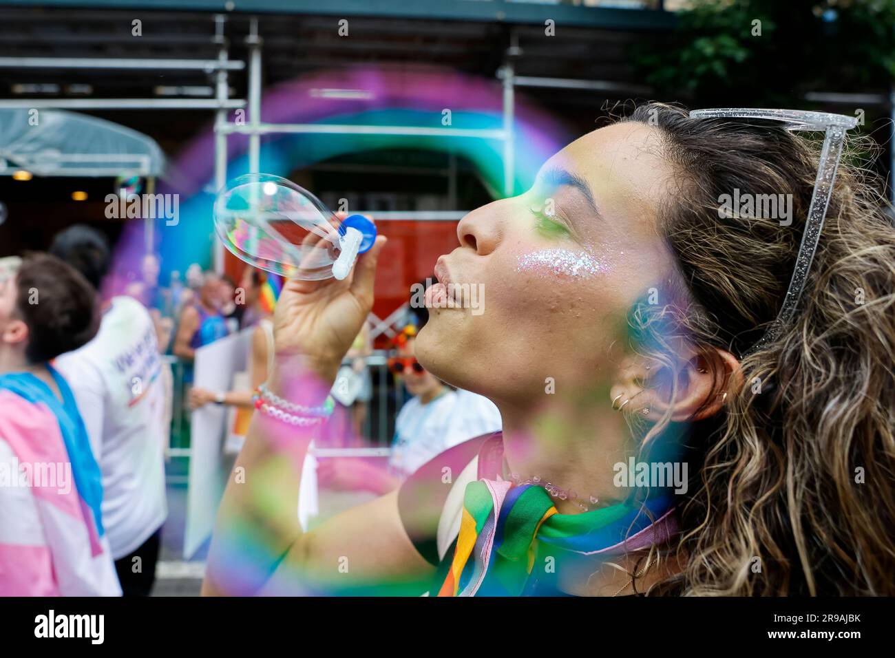 New York, Stati Uniti. 25 giugno 2023. A Marcher Blows Bubbles al NYC Pride March 2023 domenica 25 giugno 2023 a New York City. Foto di Corey Sipkin/UPI credito: UPI/Alamy Live News Foto Stock