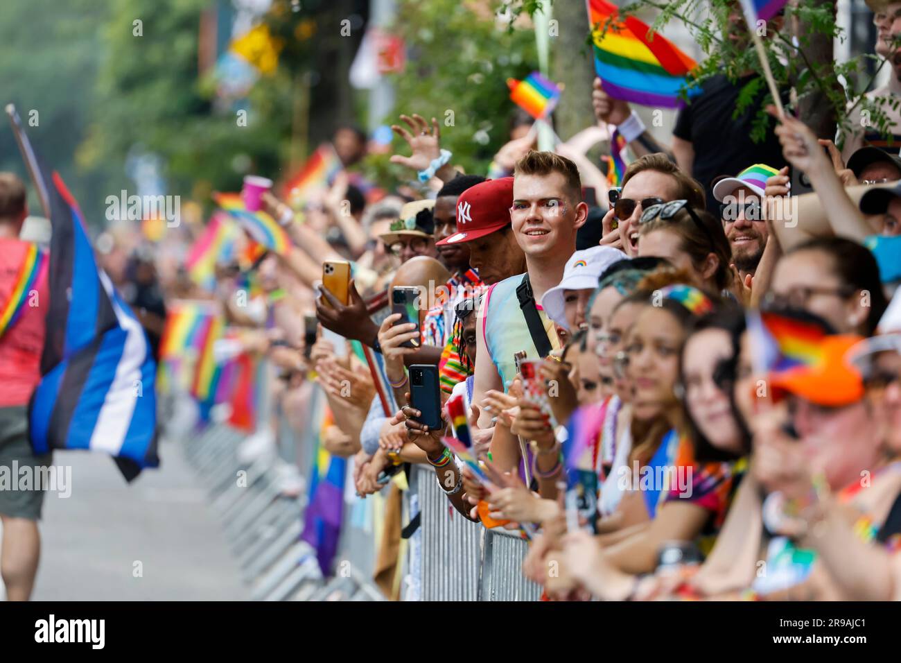New York, Stati Uniti. 25 giugno 2023. Gli spettatori sventolano le bandiere dell'arcobaleno al 2023 NYC Pride March di domenica 25 giugno 2023 a New York City. Foto di Corey Sipkin/UPI credito: UPI/Alamy Live News Foto Stock