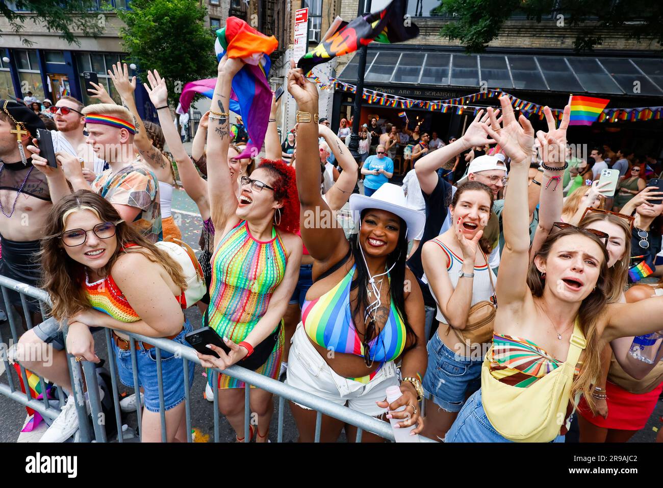 New York, Stati Uniti. 25 giugno 2023. Gli spettatori fanno il tifo per i marciatori al 2023 NYC Pride March di domenica 25 giugno 2023 a New York City. Foto di Corey Sipkin/UPI credito: UPI/Alamy Live News Foto Stock