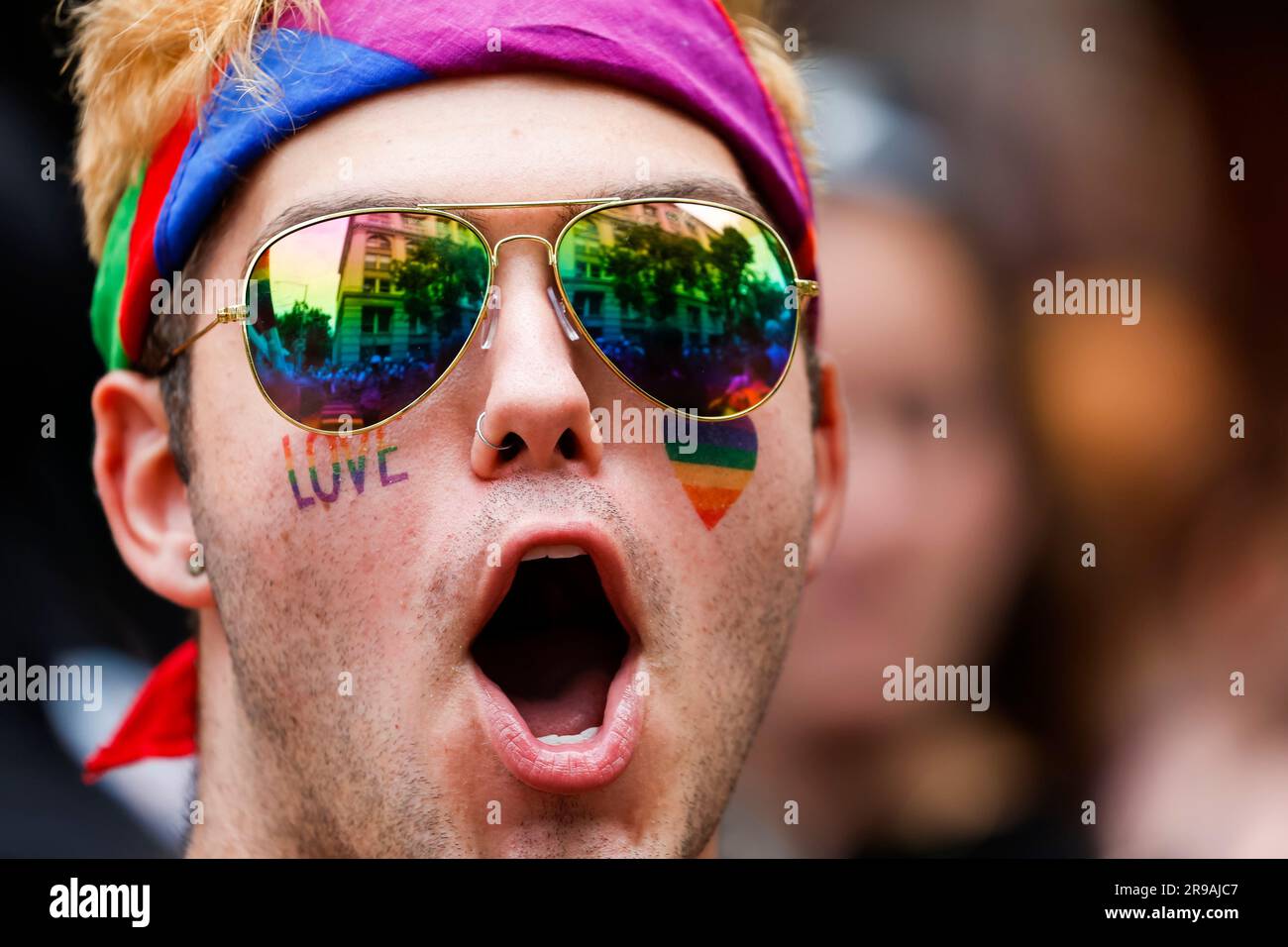 New York, Stati Uniti. 25 giugno 2023. Uno spettatore urla il loro sostegno alla NYC Pride March del 2023 domenica 25 giugno 2023 a New York City. Foto di Corey Sipkin/UPI credito: UPI/Alamy Live News Foto Stock