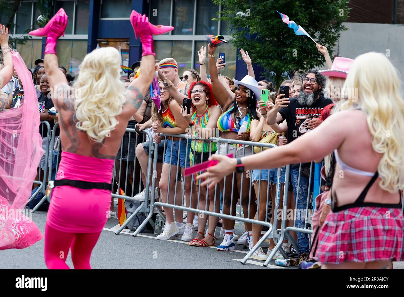 New York, Stati Uniti. 25 giugno 2023. Gli spettatori fanno il tifo per i marciatori al 2023 NYC Pride March di domenica 25 giugno 2023 a New York City. Foto di Corey Sipkin/UPI credito: UPI/Alamy Live News Foto Stock