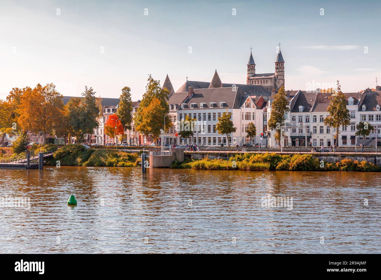 Maastricht, Olanda - 16 ottobre 2021: La riva del fiume Maas nella città di Maastrich nella provincia di Limburgo nei Paesi Bassi Foto Stock