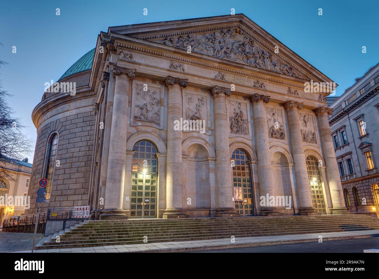 St Cattedrale di Edvige a Berlino all'alba Foto Stock