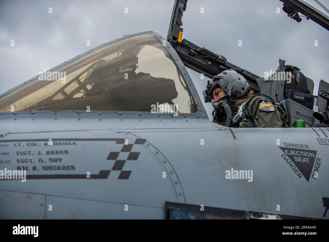 UN U.S. Air Force A-10 Thunderbolt II pilota assegnato al 124th Fighter Wing, Idaho National Guard, atterra a Lechfeld Air base, in Germania durante l'esercitazione Air Defender (AD23), 19 giugno 2023. L'esercitazione AD23 integra la potenza aerea degli Stati Uniti e degli alleati per difendere i valori condivisi, sfruttando e rafforzando partnership vitali per scoraggiare l'aggressione in tutto il mondo. (STATI UNITI Air National Guard foto del Master Sgt. Becky Vanshur) Foto Stock