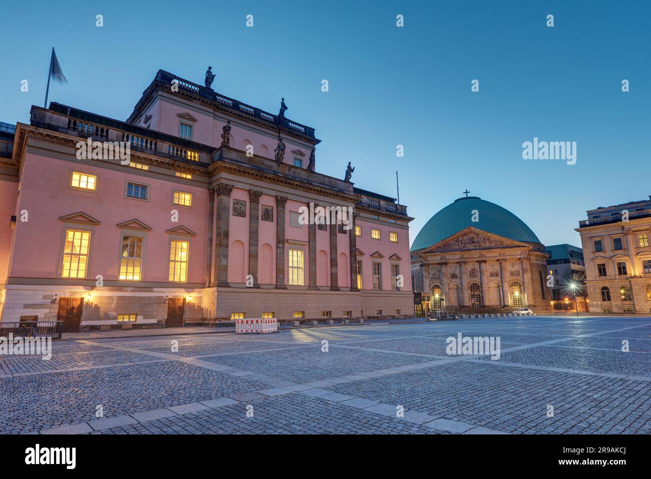 L'Opera di Berlino e la Cattedrale di St Hedwig all'alba Foto Stock