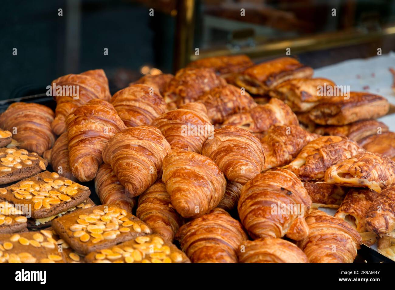 Pila di croissant appena sfornati esposti in un negozio di panetteria ad Amsterdam, nei Paesi Bassi. Foto Stock