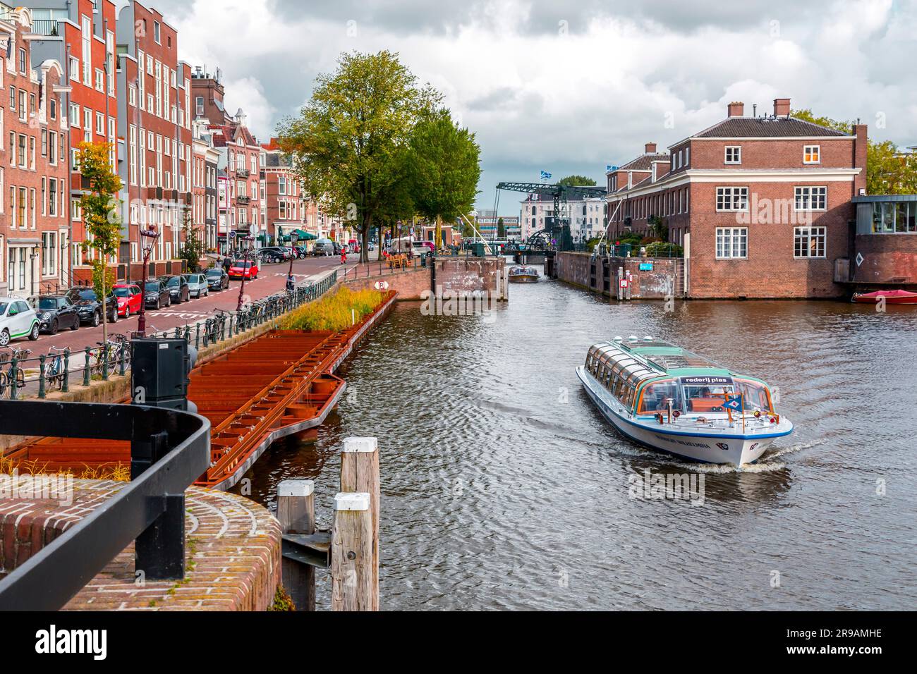 Amsterdam, NL - 11 ottobre 2021: Canali e tipici tour in barca ad Amsterdam, la capitale dei Paesi Bassi. Amsterdam è uno dei tou più popolari Foto Stock