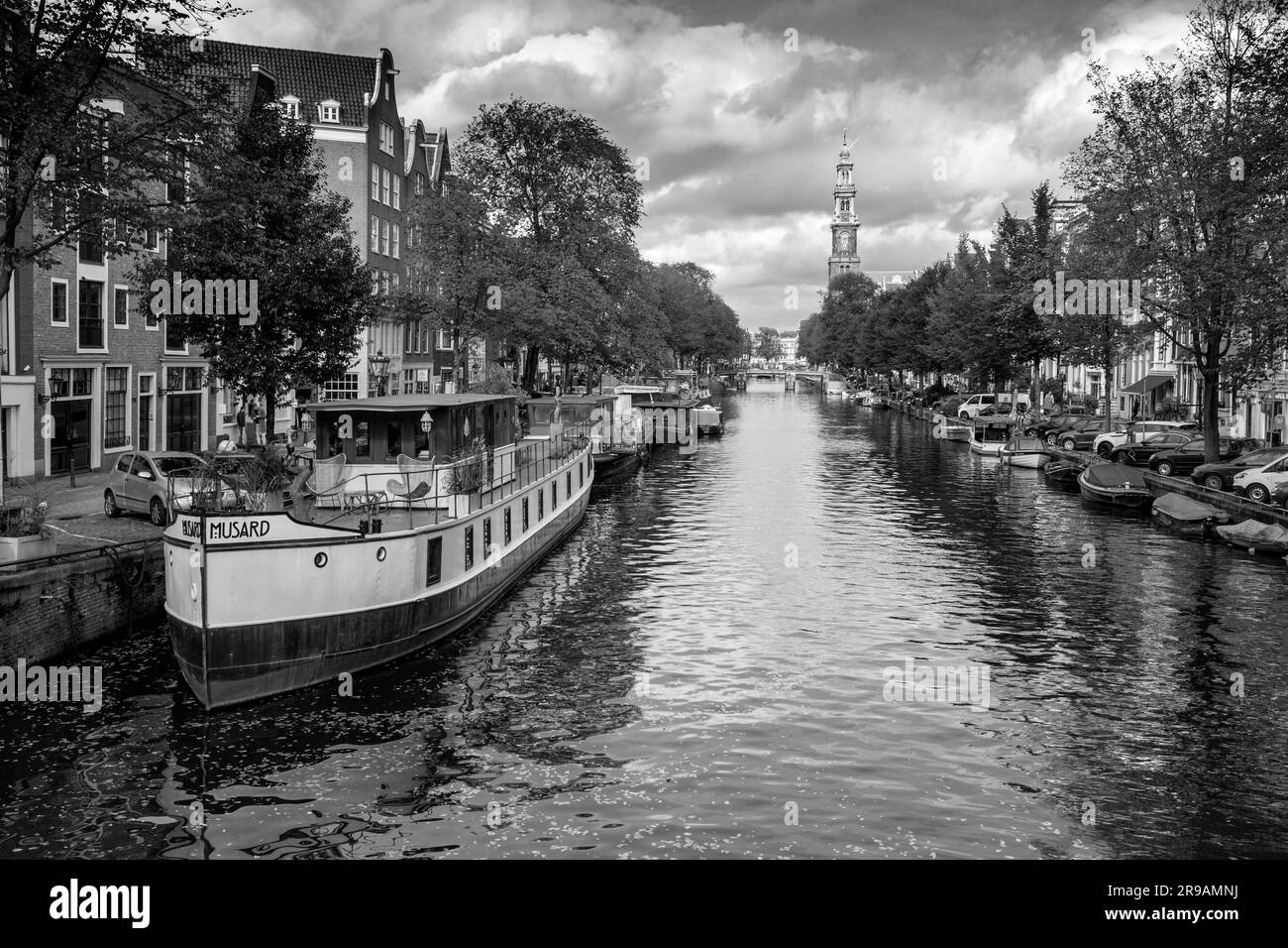Amsterdam, Paesi Bassi - 14 ottobre 2021: Canali e tipica architettura olandese ad Amsterdam, la capitale dei Paesi Bassi. Amsterdam è una di queste Foto Stock
