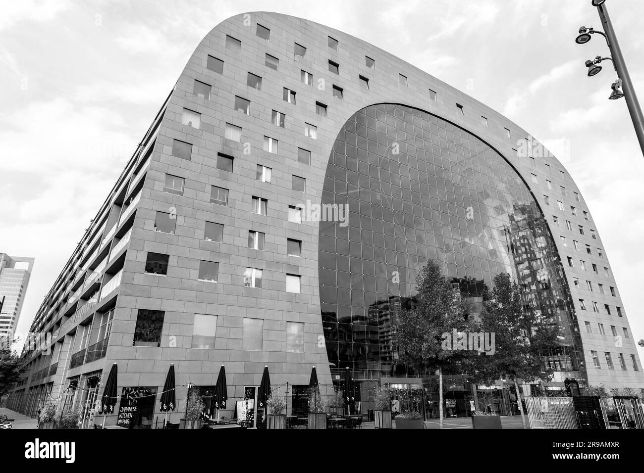 Rotterdam, Paesi Bassi - ottobre 10, 2021: Il Markthal è un edificio residenziale e per uffici con sotto un mercato. Aperto il 1° ottobre 2014 da Q Foto Stock