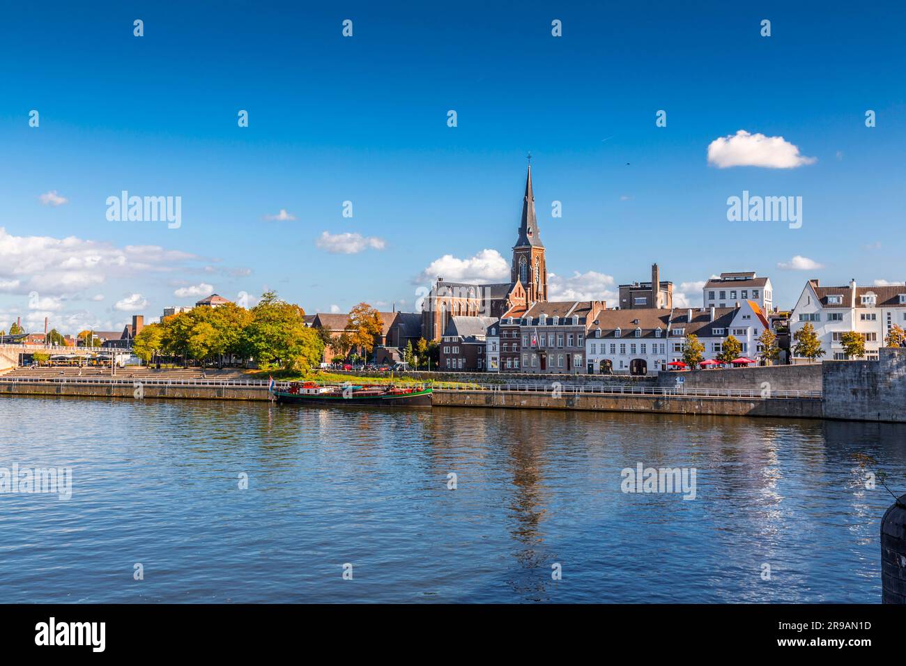 St Chiesa di Martinus (de Sint-Maartenskerk in olandese) sul lungofiume di Maas nella città olandese di Maastricht, nella provincia del Limburgo, nelle Nethehrlands. Foto Stock