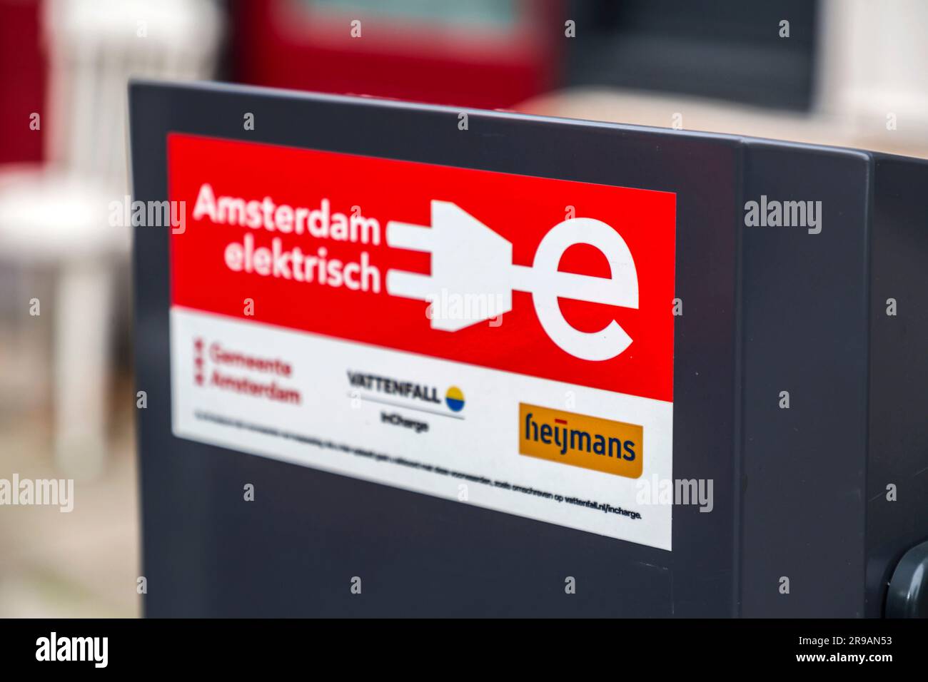 Amsterdam, Paesi Bassi - 14 ottobre 2021: Ricarica di auto elettriche dalla stazione di ricarica pubblica di Amsterdam fornita dalla città nei parcheggi Foto Stock