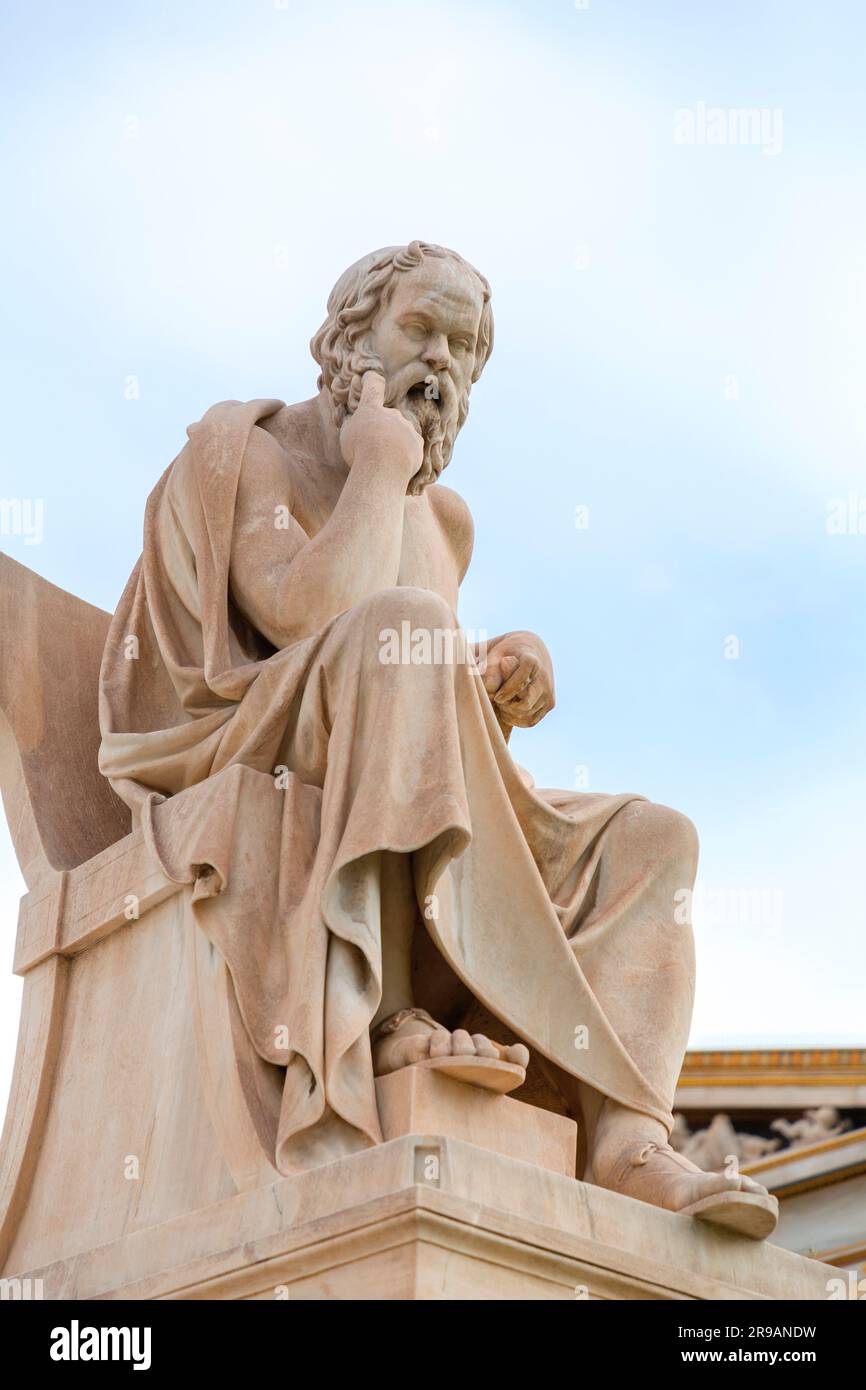 Statua di Socrate presso l'Accademia di Atene, l'accademia nazionale greca e il più alto istituto di ricerca del paese. Foto Stock