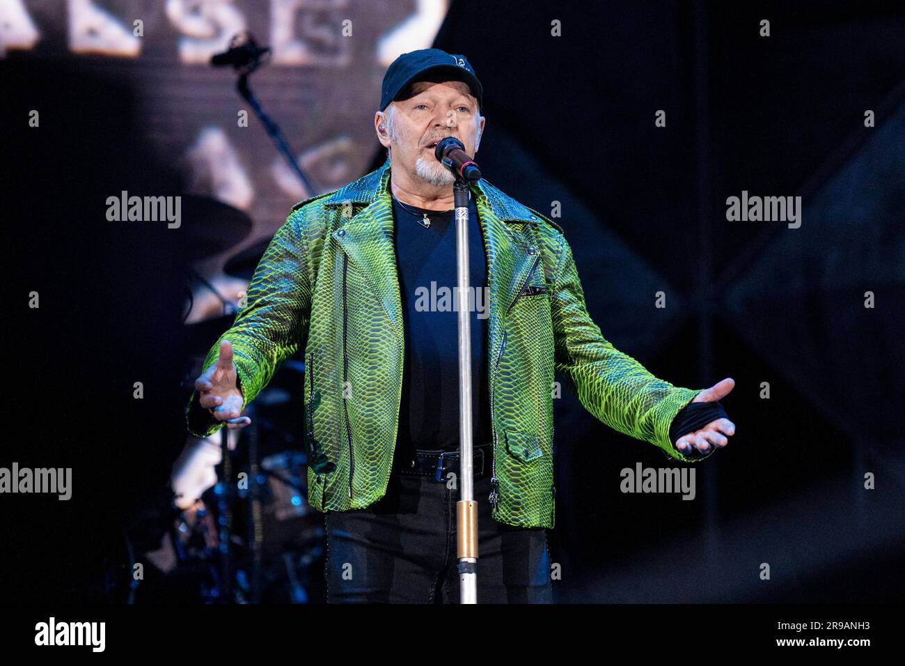 Il cantautore italiano Vasco Rossi si esibisce dal vivo sul palco dello Stadio Olimpico di Roma. Foto Stock