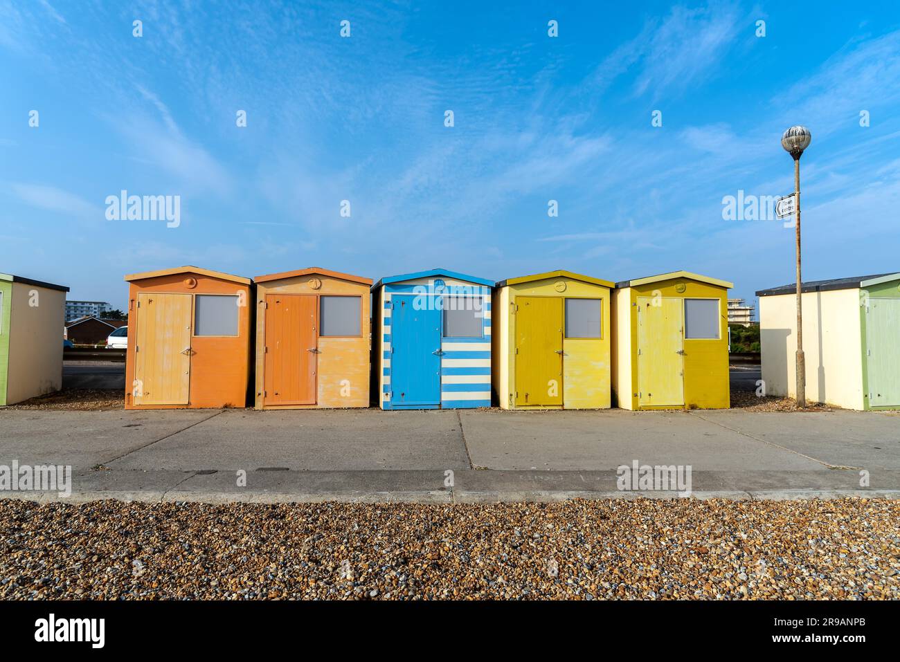 Colorate case sulla spiaggia sulla costa meridionale inglese Foto Stock