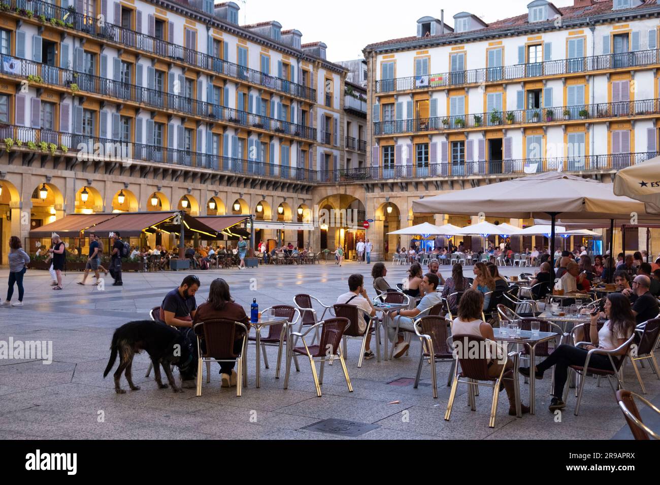 Constitución Plaza nella città vecchia con caffè e persone, Donostia–San Sebastián, Basco, Spagna Foto Stock