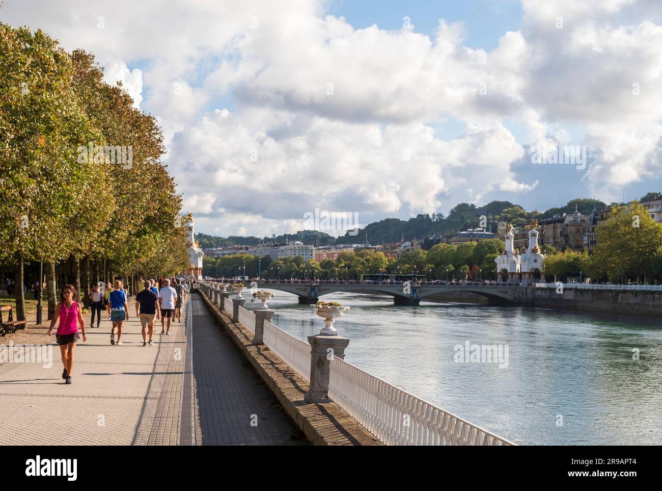 Parco e passerella pedonale lungo il fiume Urumea, Donostia-San Sebastián, Basco, Spagna Foto Stock