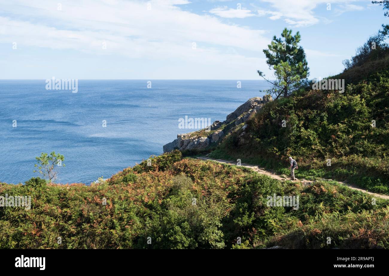 Cammina lungo la costa dalla spiaggia di Zurriola fino a Pasia, Donostia-San Sebastián, Baschi, Spagna Foto Stock
