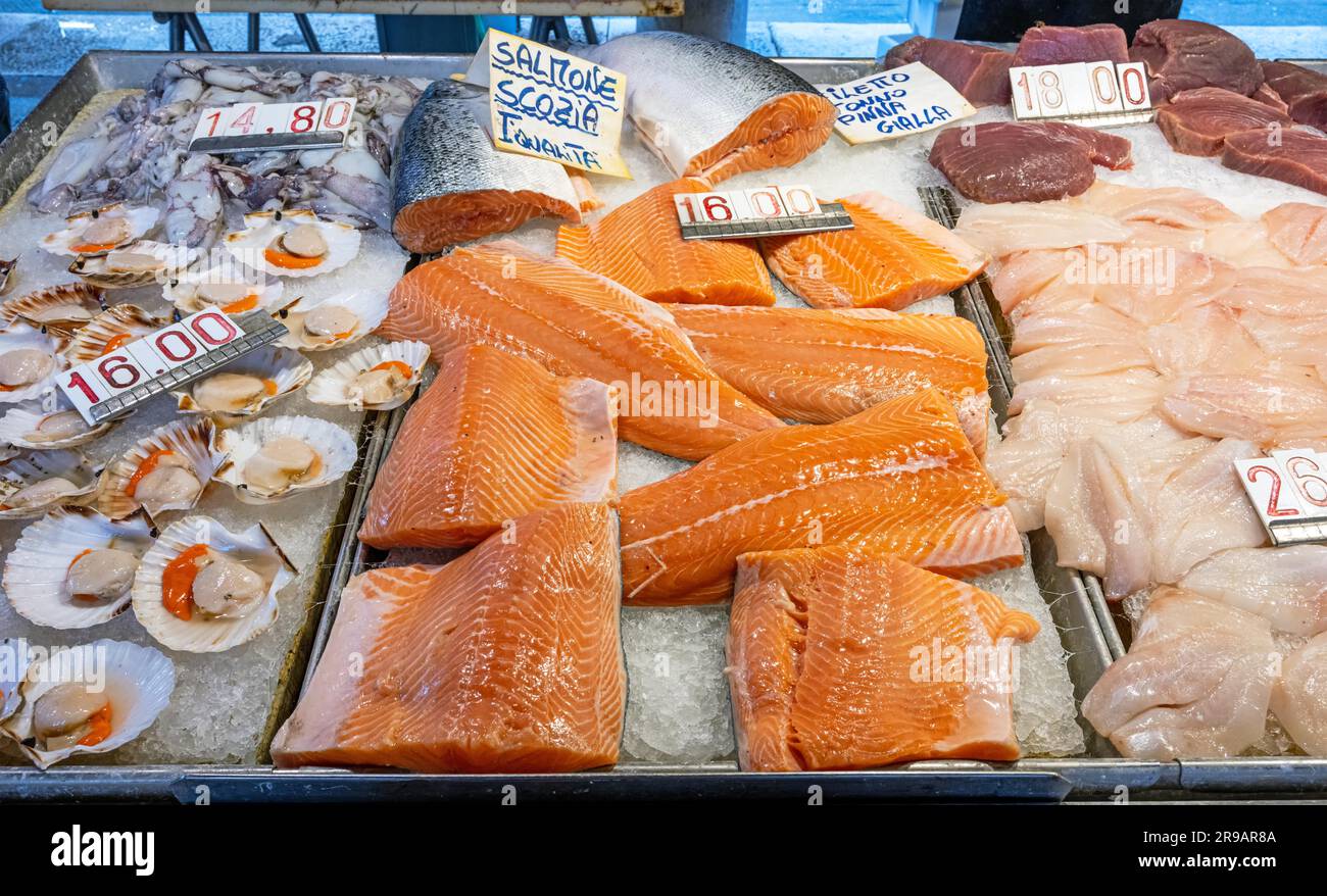 Filetto di salmone e capesante mediterranee in vendita in un mercato Foto Stock