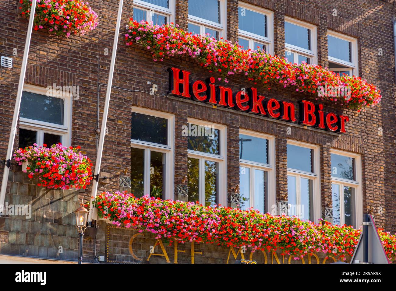 Maastricht, Olanda - 16 ottobre 2021: Cartellonistica del marchio olandese di birra Heineken, l'azienda più produttrice di birra dei Paesi Bassi. Muro di un bar o pub Foto Stock