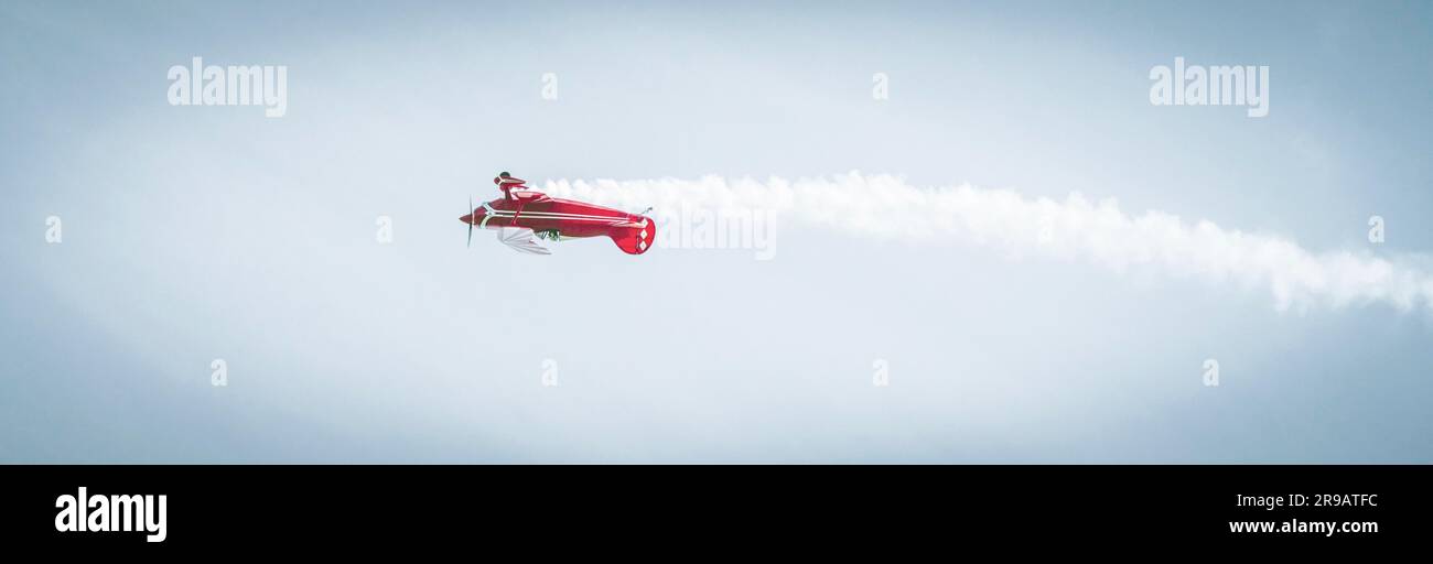 Red aereo loop con vapore che fuoriesce dall'estremità su un cielo blu nel panorama Foto Stock