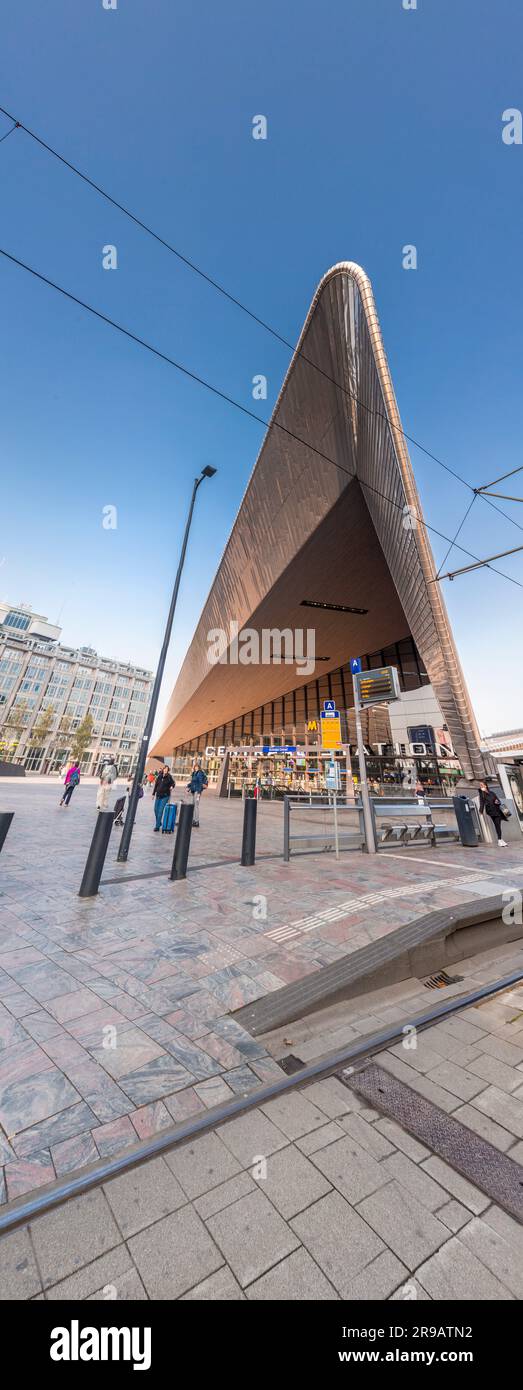 Rotterdam, Paesi Bassi - 9 ottobre 2021: Vista esterna della stazione centrale di Rotterdam, la principale stazione ferroviaria della città Rotterdam in South Holl Foto Stock