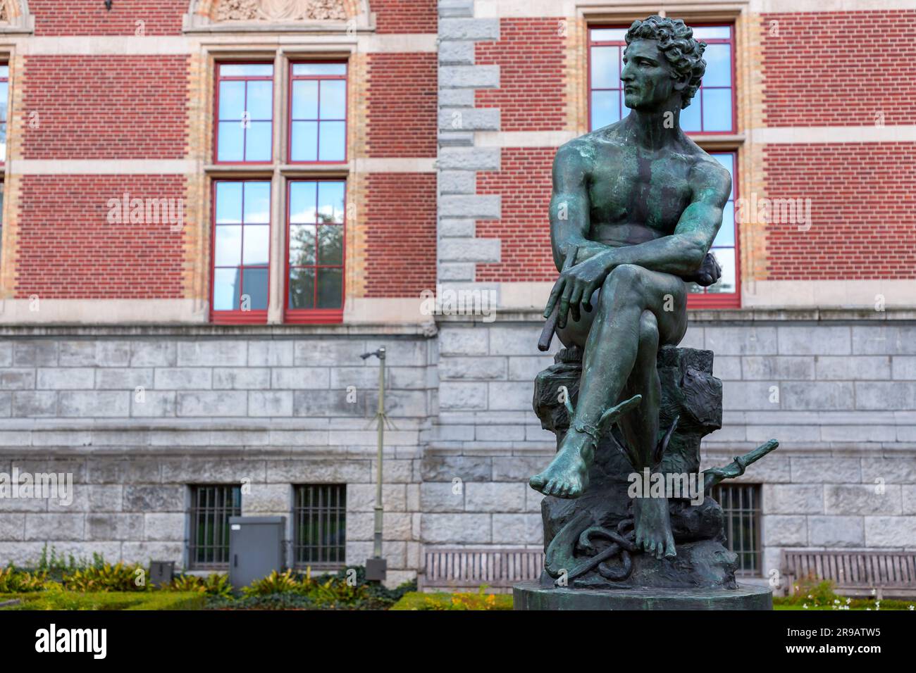 Scultura in bronzo di mercurio dello scultore olandese Ferdinand Leenhoff nel giardino del Rijksmuseum di Amsterdam. Foto Stock
